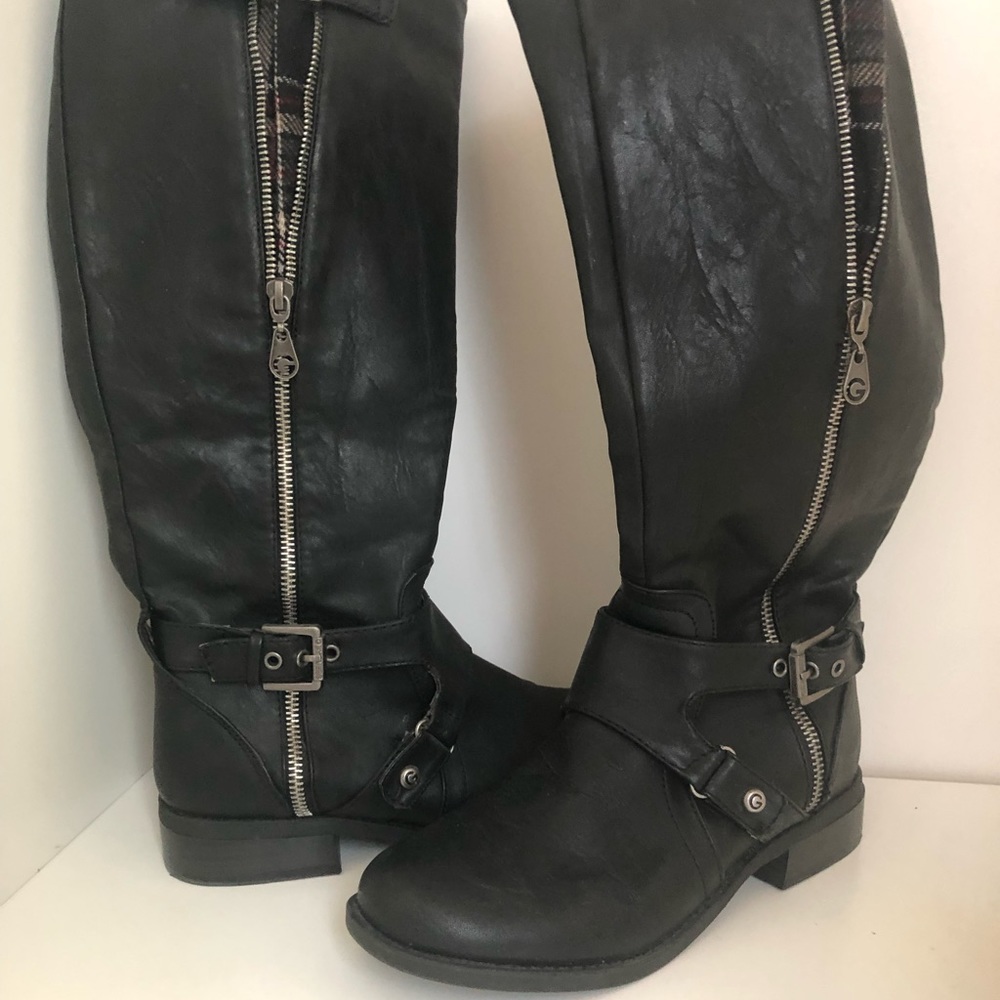 Boot goes up to the knee
